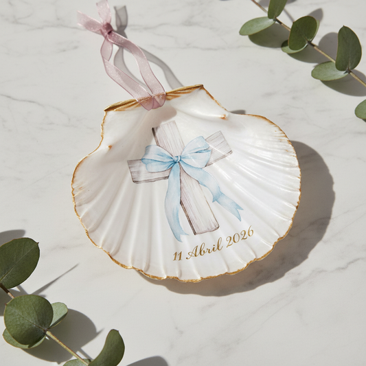 Concha bautismal con cruz de madera y lazo azul personalizable con fecha