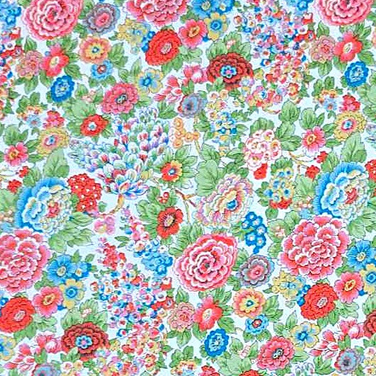  "Estampado Liberty con motivo de jardín inglés con flores variadas en  rosas rosadas, flores azules, claveles rojos y pequeñas flores silvestres con hojas verdes, distribuidas de forma orgánica sobre fondo blanco"