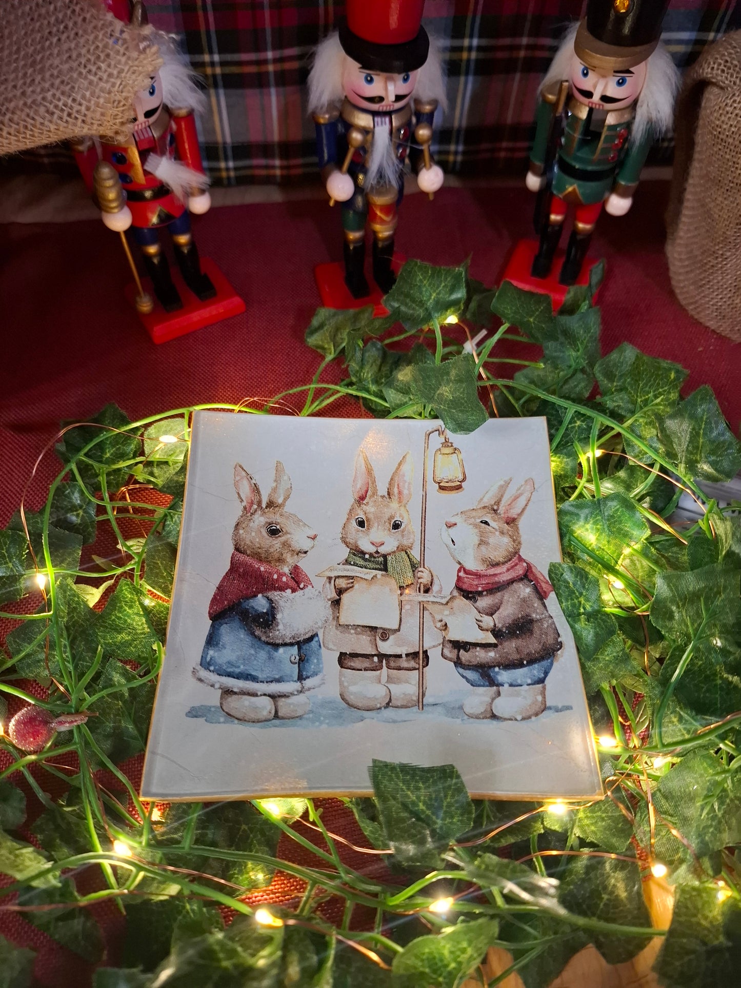 Plato conejitos cantores navideños - Pieza única